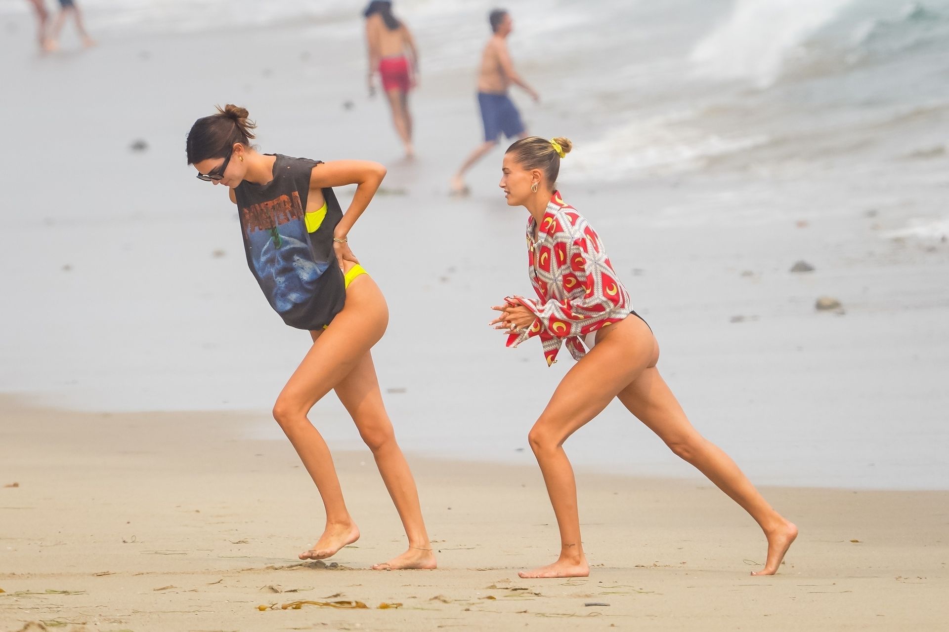 Kendall Jenner & Hailey Baldwin disfruta de un día de chicas en Malibú (93 Fotos)