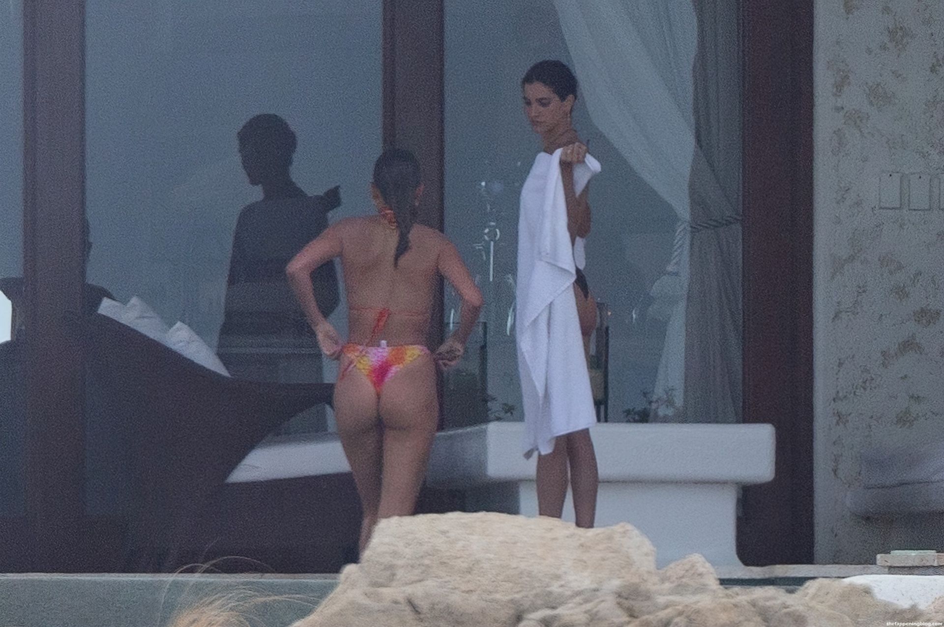 Kendall Jenner & Hailey Bieber Bare Their Sizz
ling Bodies in String Bikinis (58 Photos)