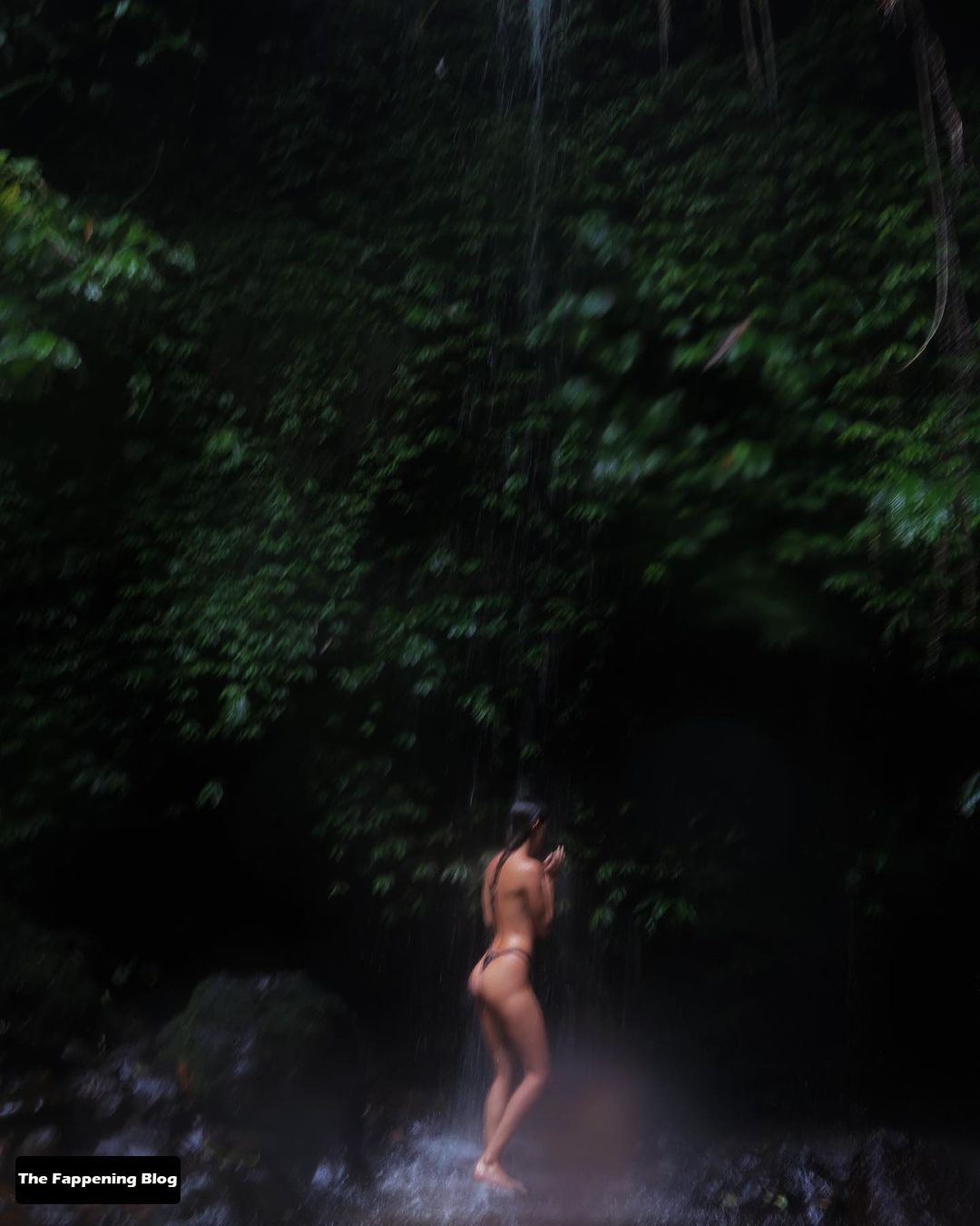 Inka Williams Topless (5 Photos)