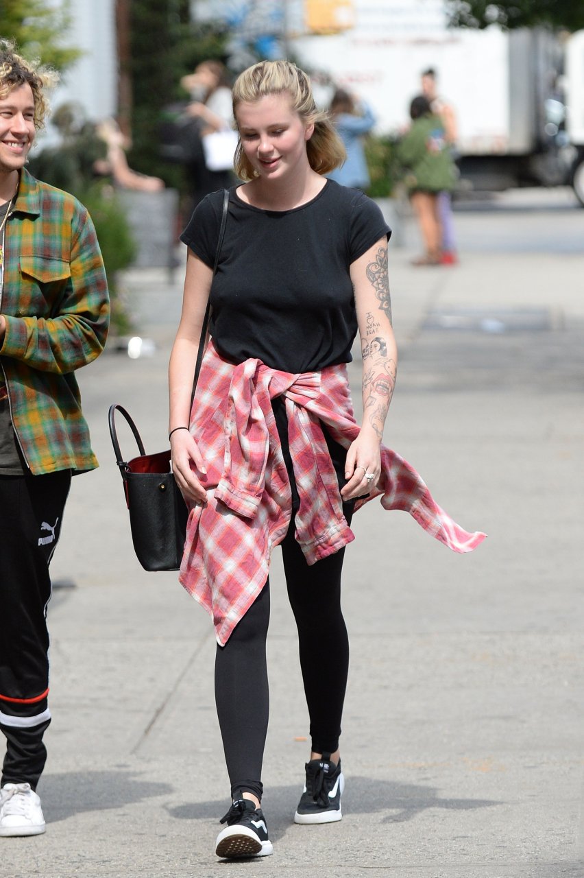 Ireland Baldwin Braless (8 Photos)