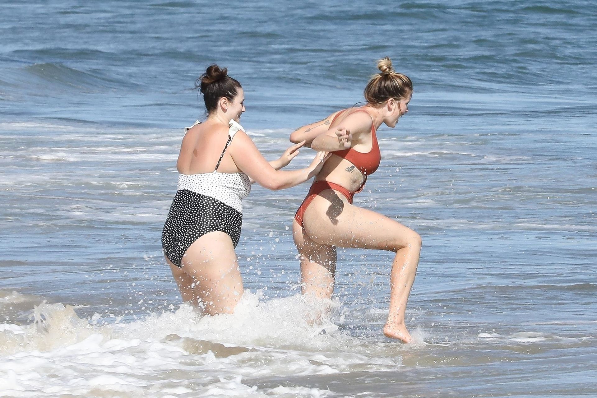 Ireland Baldw
in Stuns in a Swimsuit While Enjoying a Beach Day (297 New Photos)
