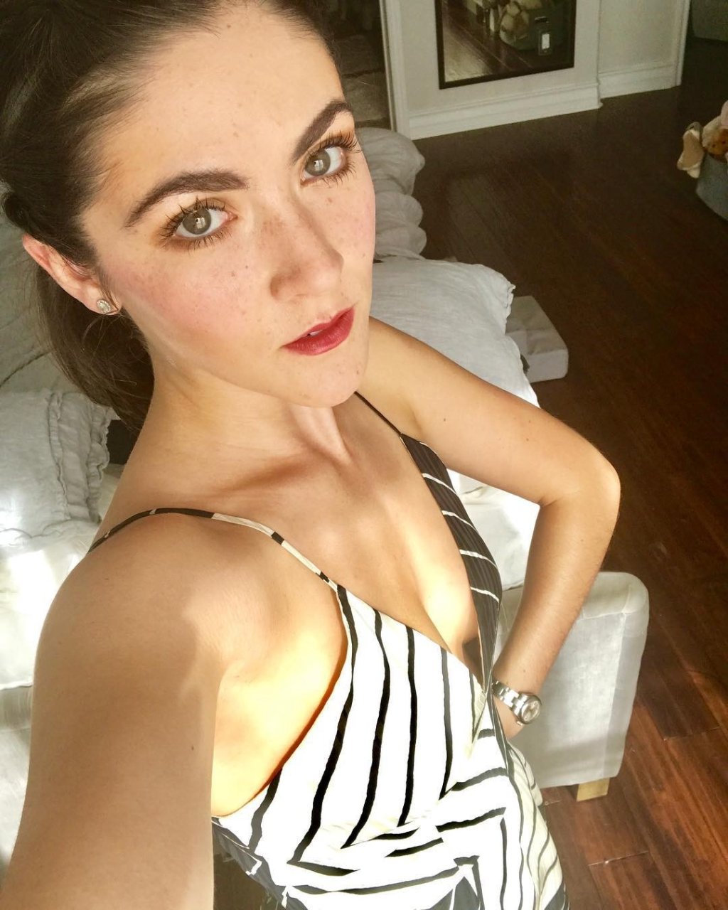 Isabelle Fuhrman Nude & Sexy (18 Photos + Gif & Video)