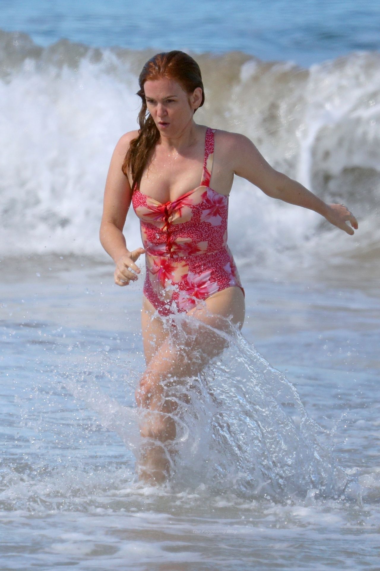 Isla Fisher Hits the Beach for Easter Getaway on the South Coast (43 Photos)