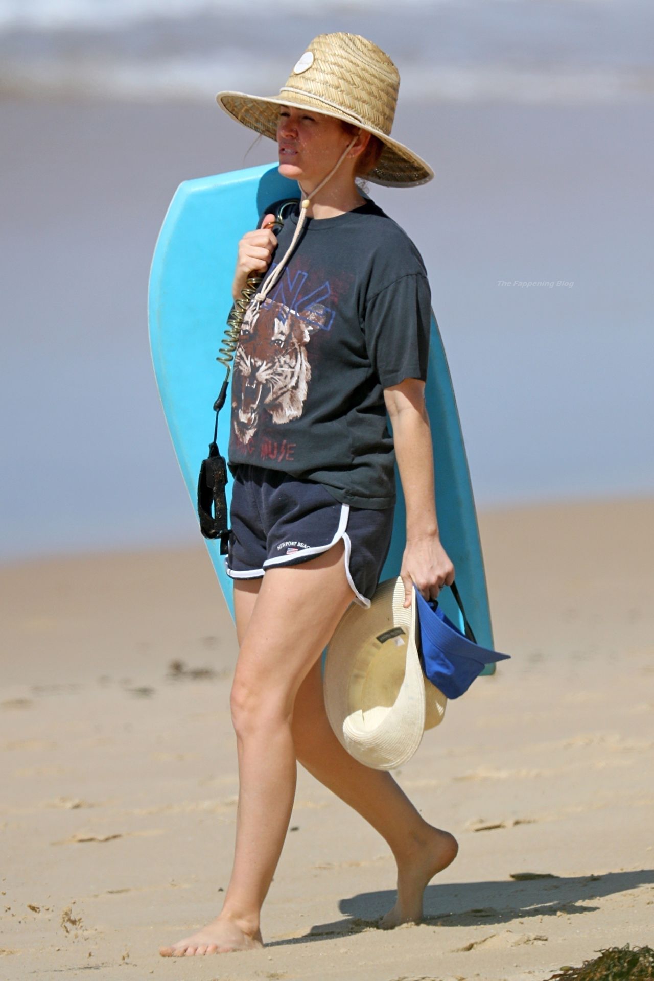 Isla Fisher Hits the Beach for Easter Geta
way on the South Coast (43 Photos)