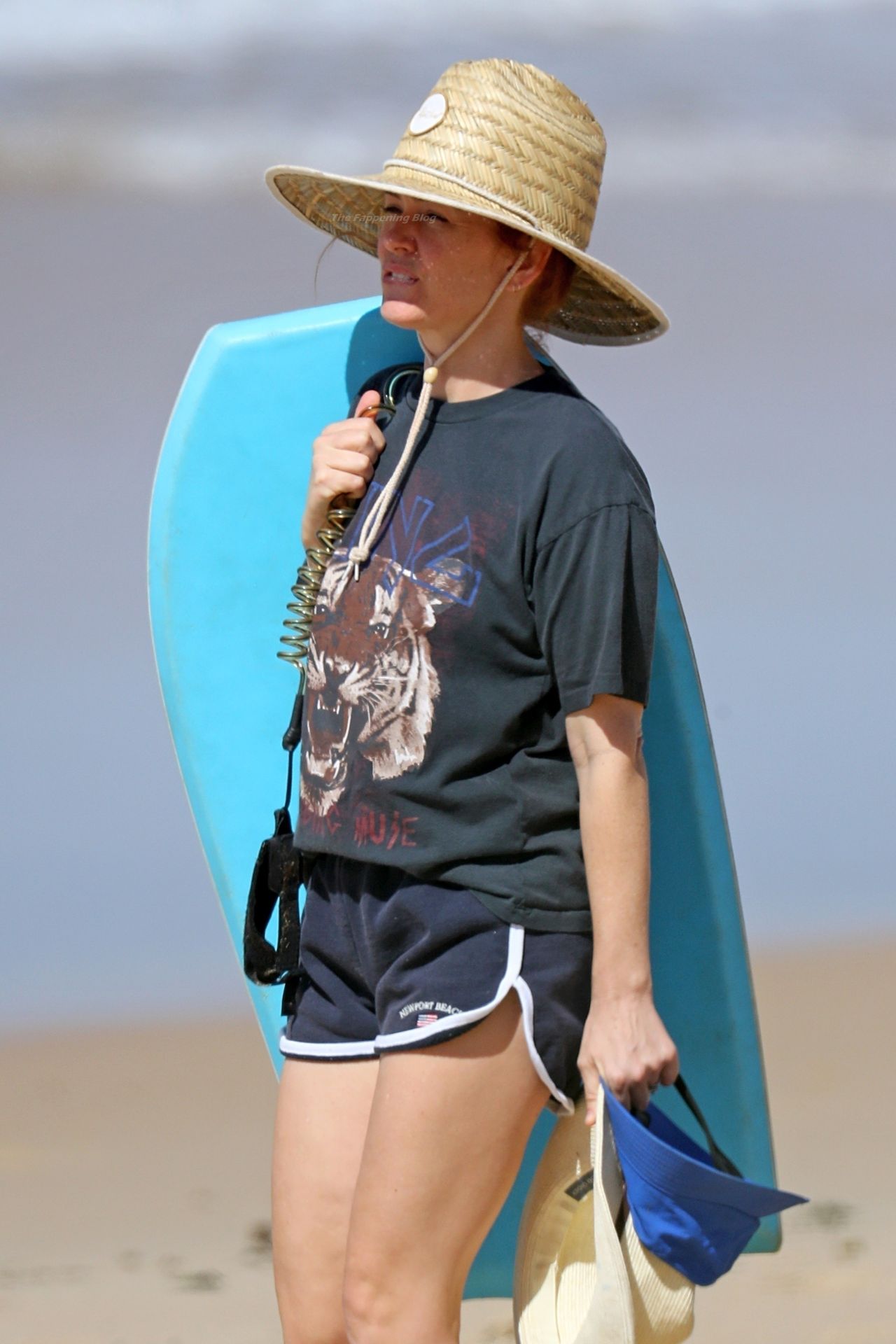 Isla Fisher Hits the Beach for Easter Getaway on the South Coast (43 Photos)