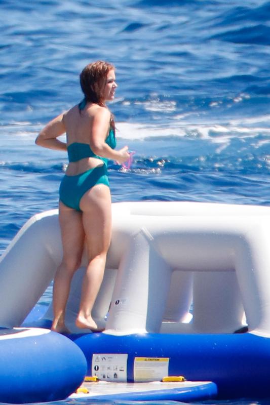 Isla Fisher in a Swimsuit (8 Photos)