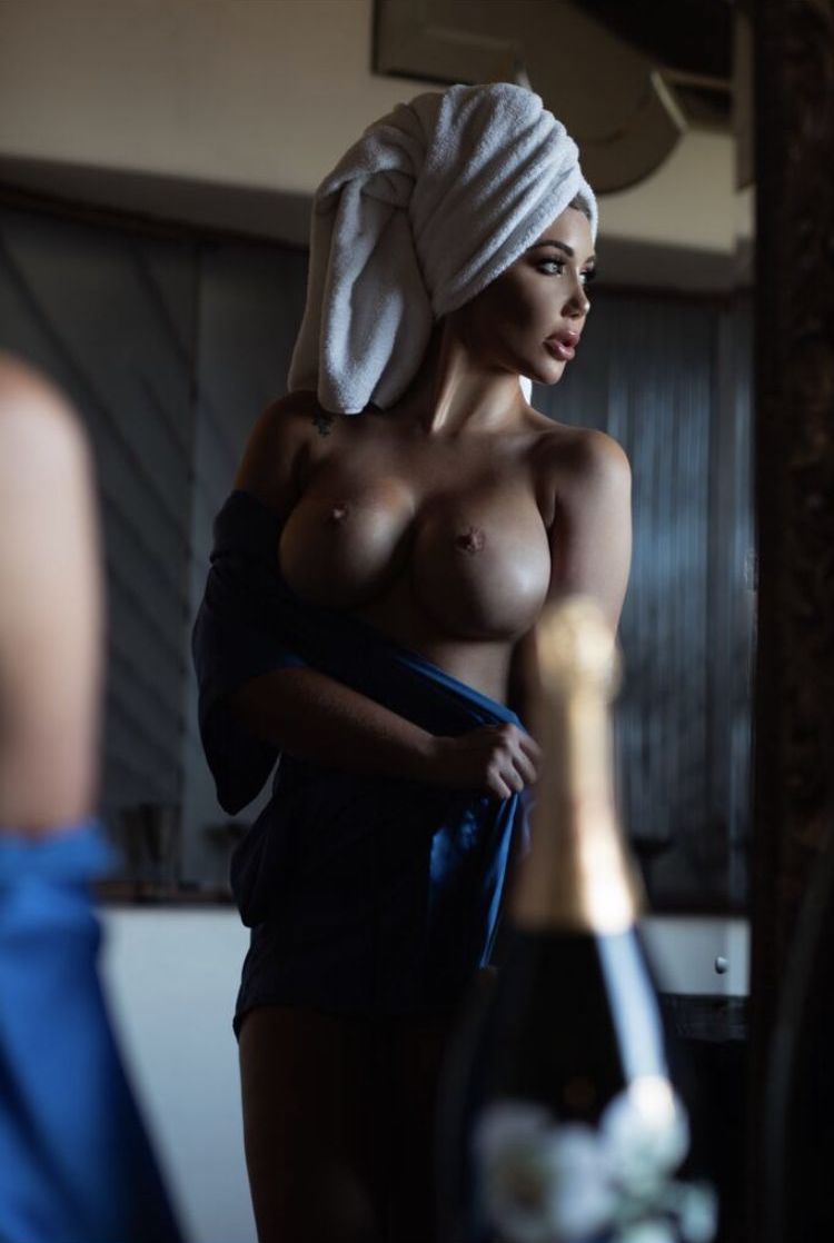Jenna Bentley Nude & Sexy Collection (150 Photos)