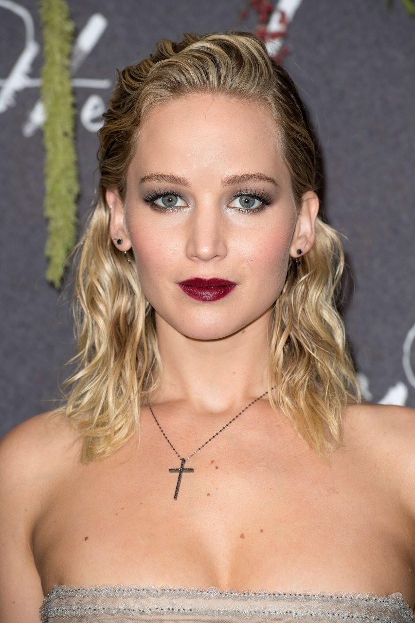 Jennifer Lawrence Sexy (36 Photos + Video)