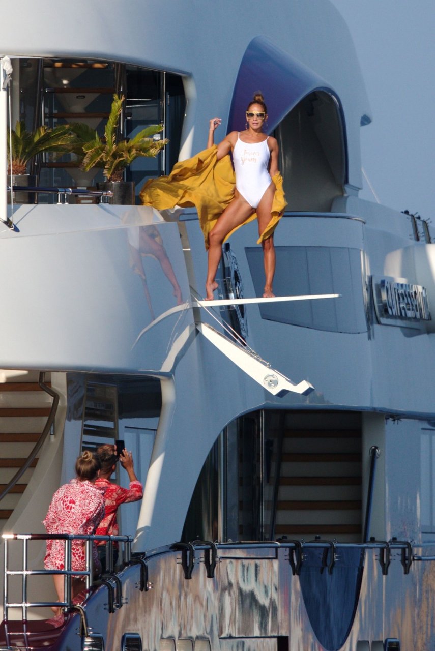 Jennifer Lopez Sexy (51 Photos)