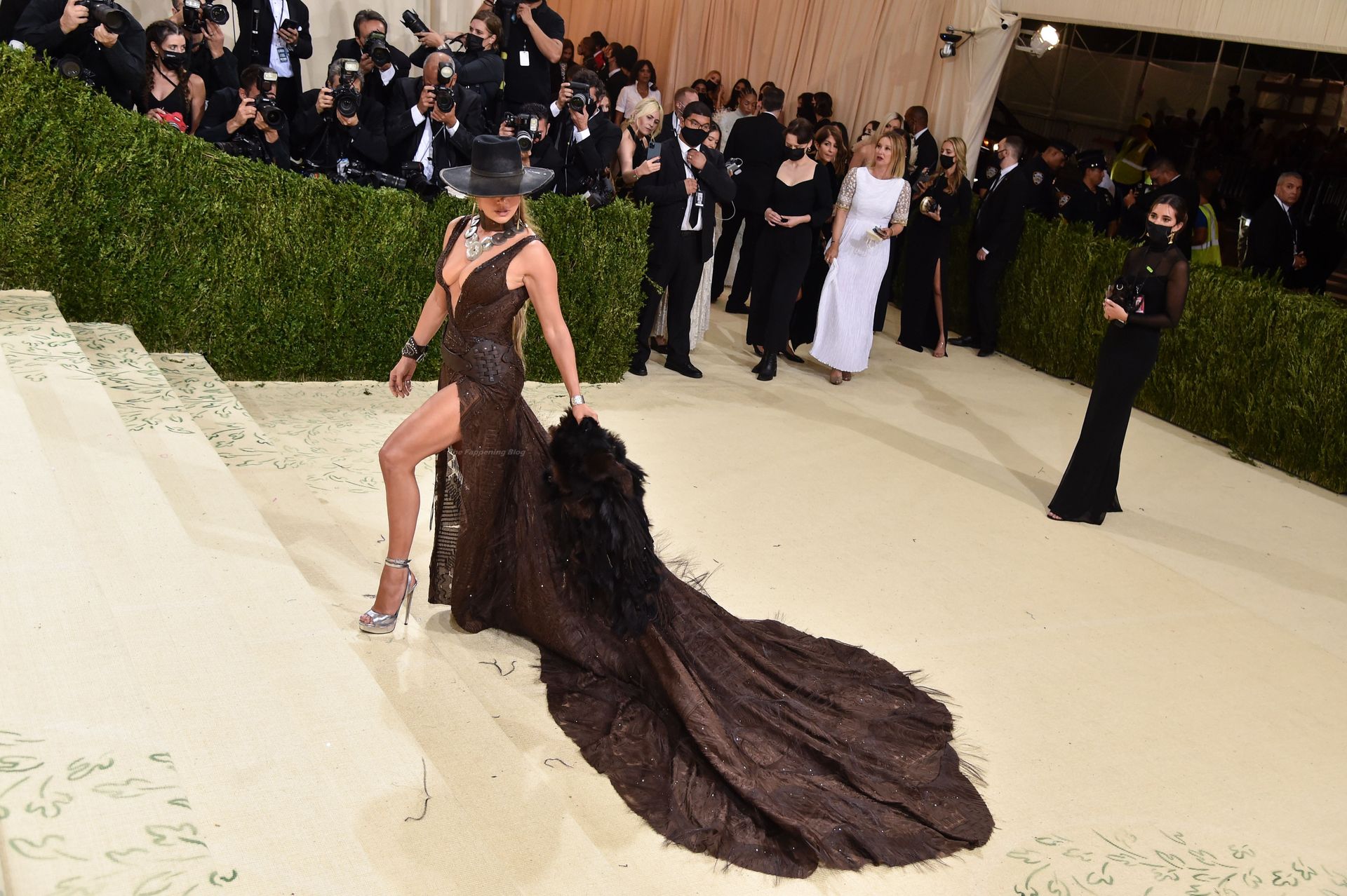 Jennifer Lopez Sho
ws Off Her Tits and Legs at the 2021 Met Gala in NYC (122 Photos) [Updated]