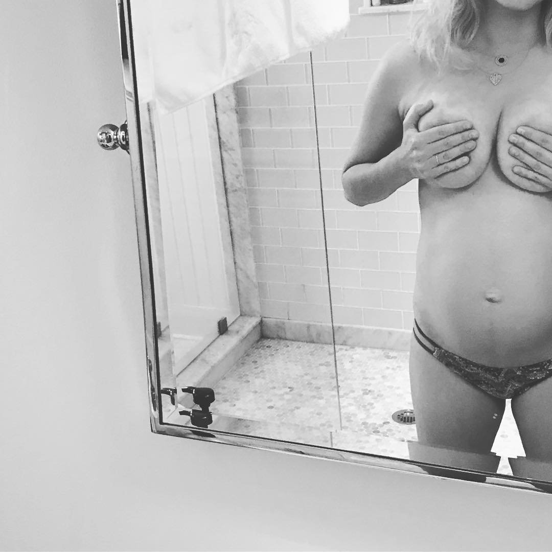 Jenny Mollen Nude & Sexy (10 Photos)