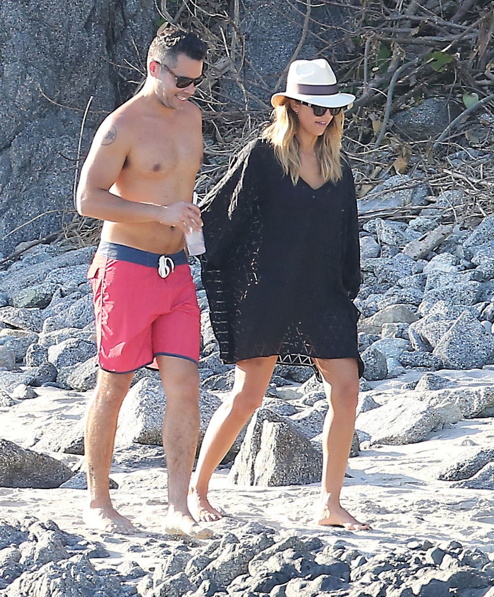 Jessica Alba is Seen Relaxing in Cabo (45 Photos)