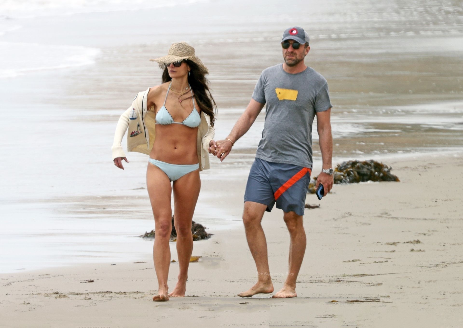 Jordana Brewster & Mason Morfit Have a Romantic Picnic at the Beach (34 Photos)