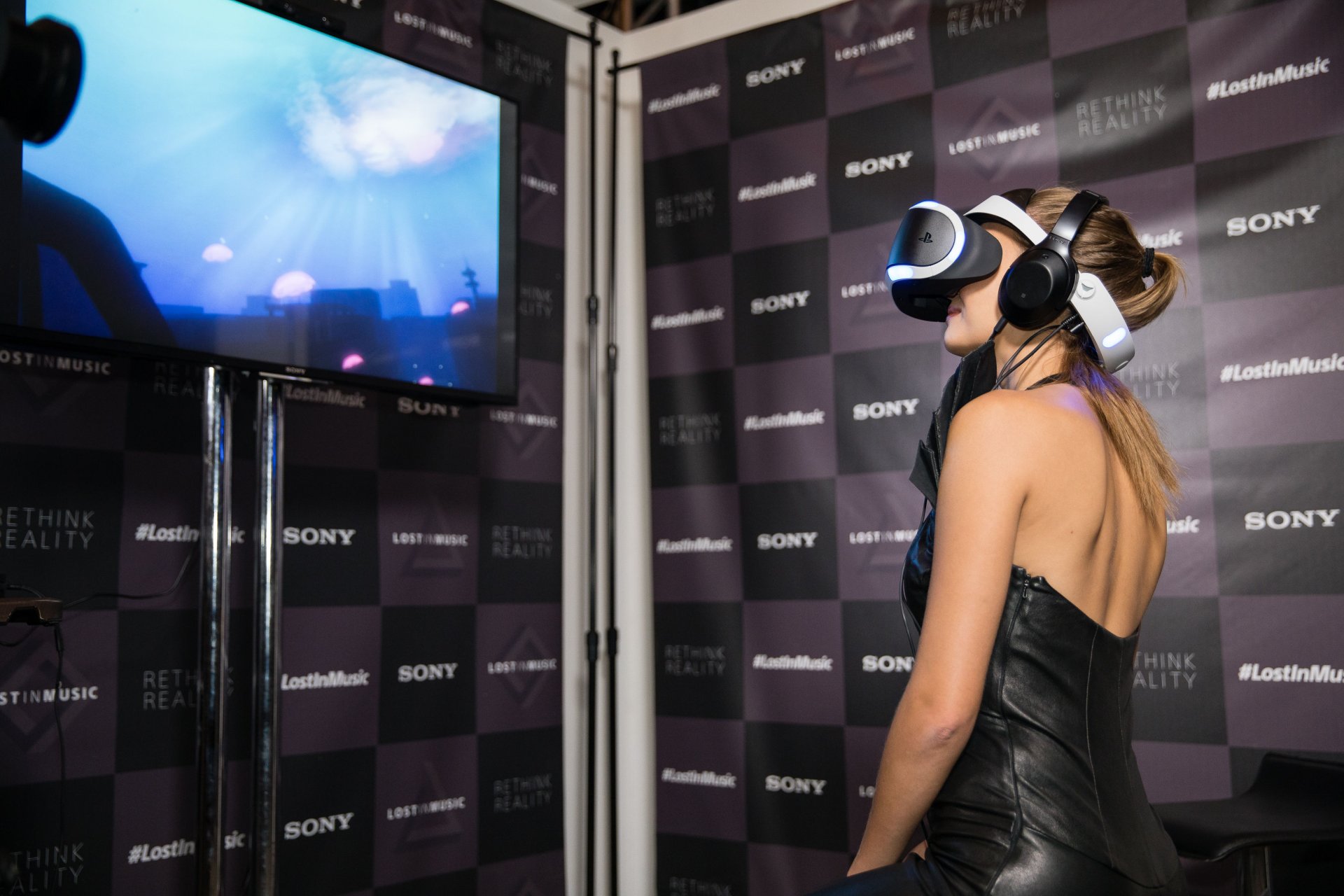 Josephine Skriver Shows Off Her Big Boobs in Virtual Reality (11 Photos + Gif)