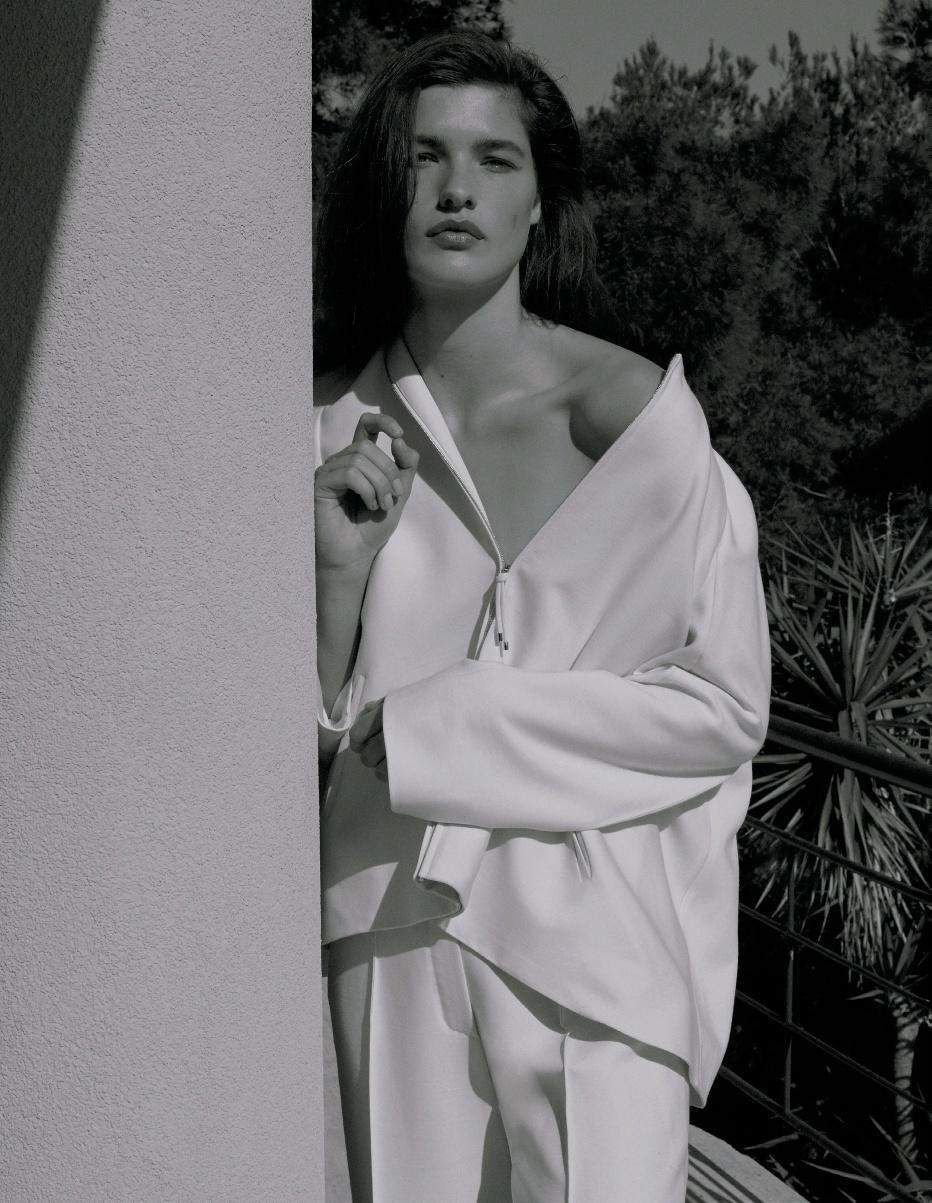 Julia Van Os Nude & Sexy (12 Photos)