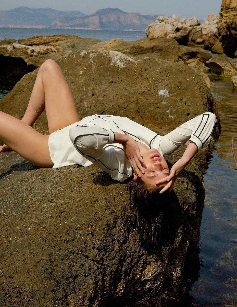 Julia Van Os Nude & Sexy (12 Photos)
