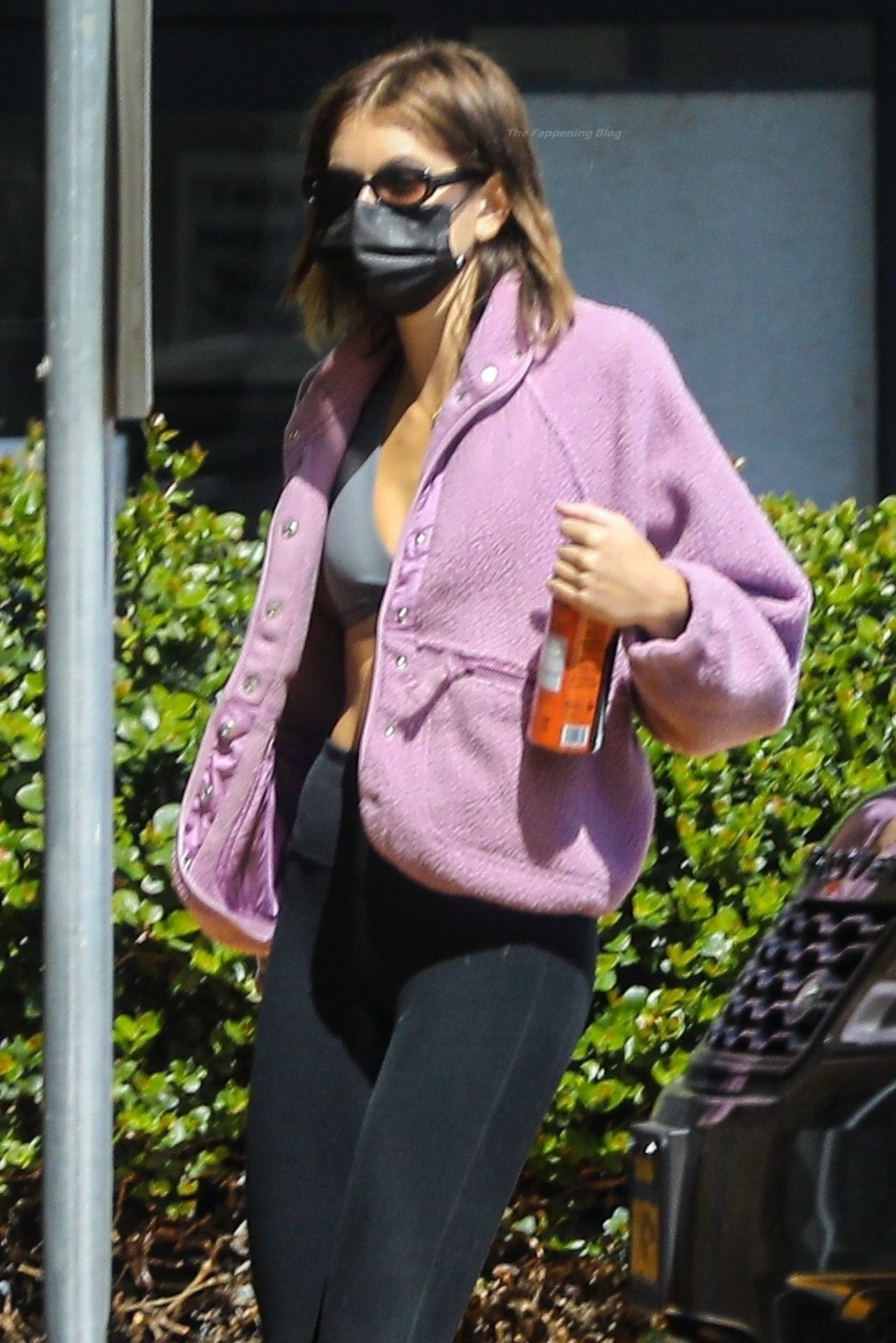 Kaia Gerber Shows Off Her Abs While Grabbing A Coffee At Blue Bottle Coffee 20 相片 裸体名人
