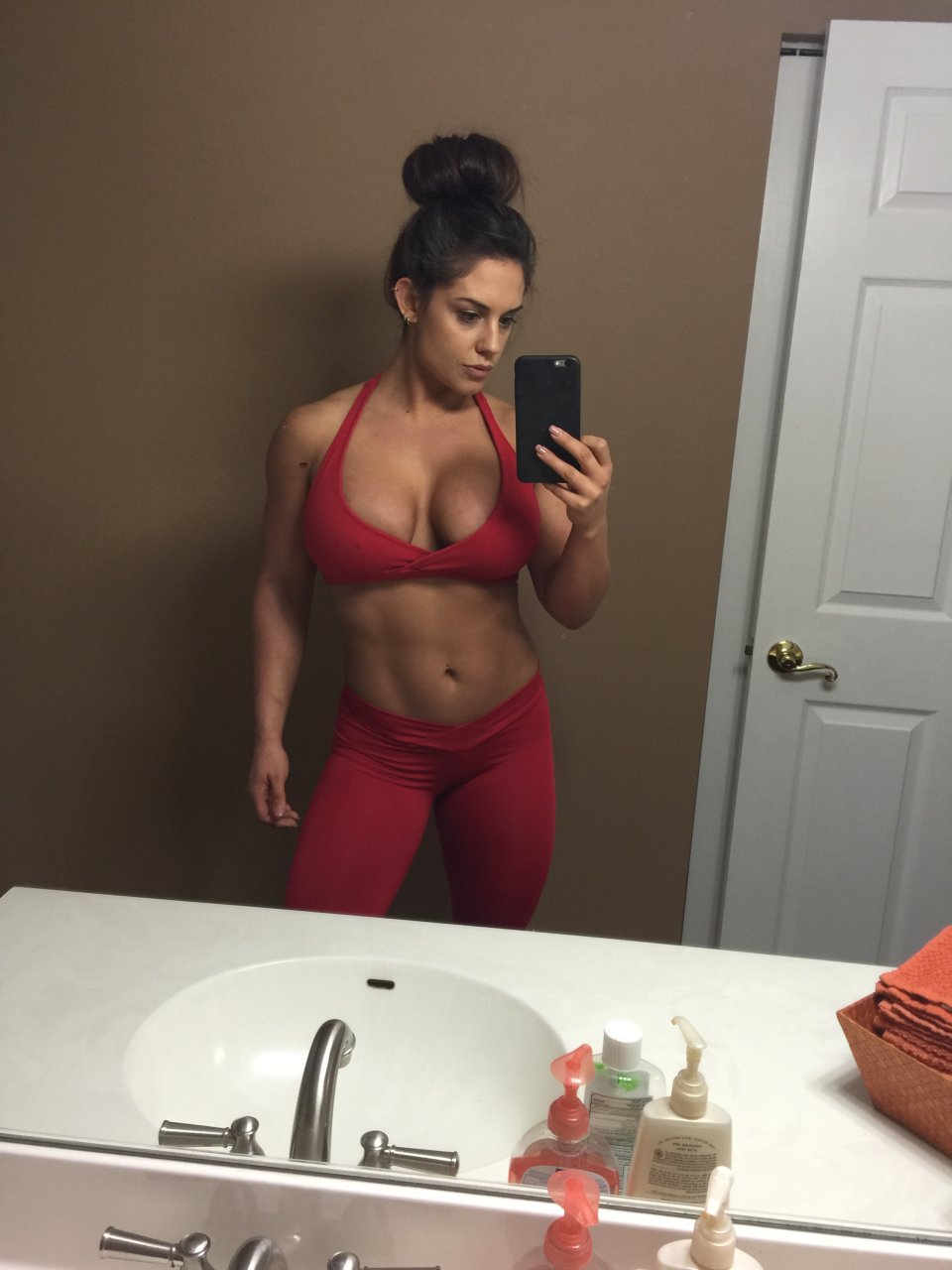 Kaitlyn WWE L
eaked TheFappening (New Photos)