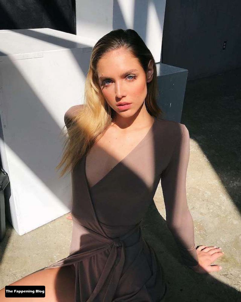 Kari Riley Nude & Sexy Collection (48 Photos)
