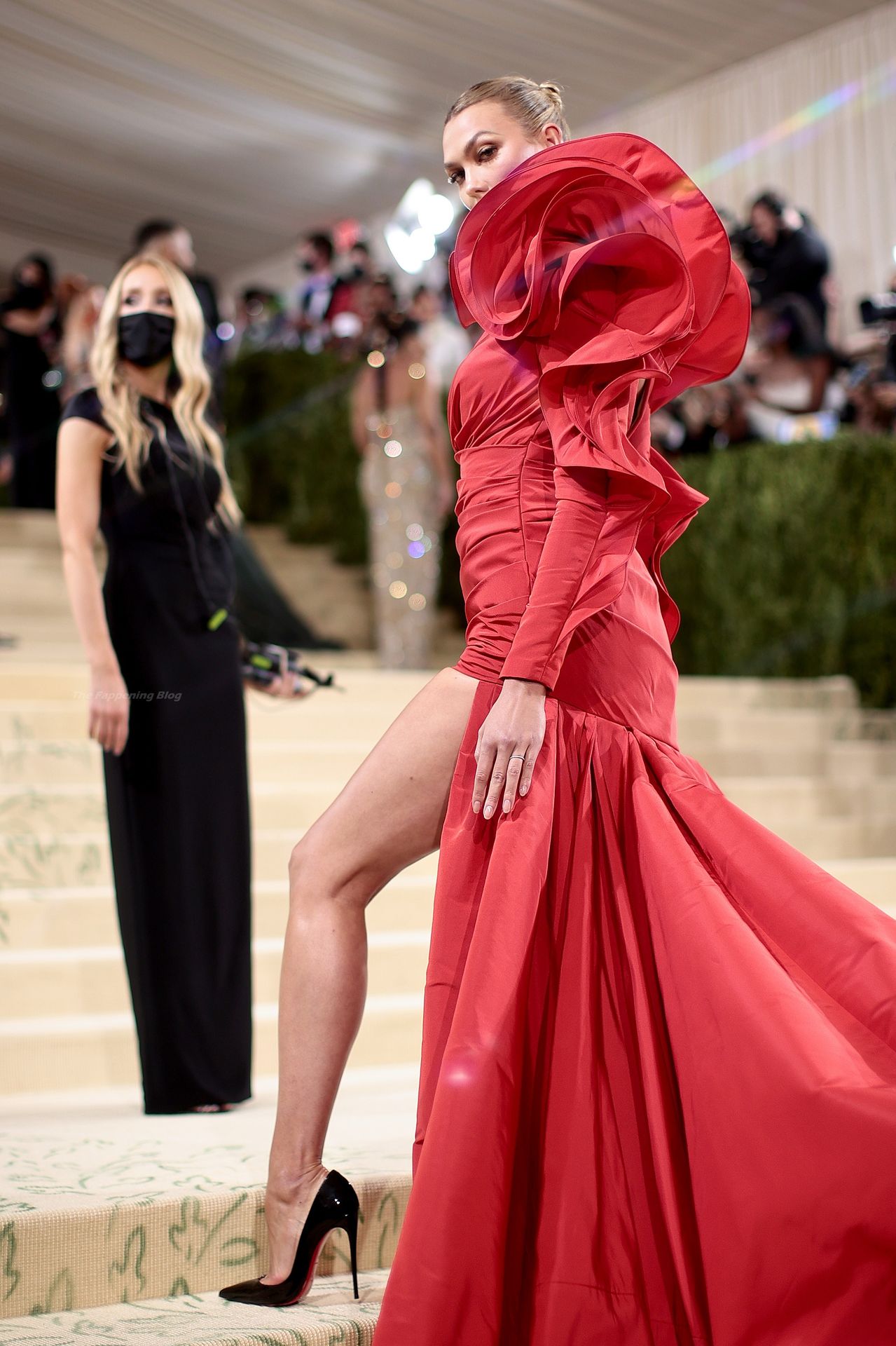 Karlie Kloss Displays Her Cleavage in a Red Dress at the 2021 Met Gala in NYC (23 Photos)