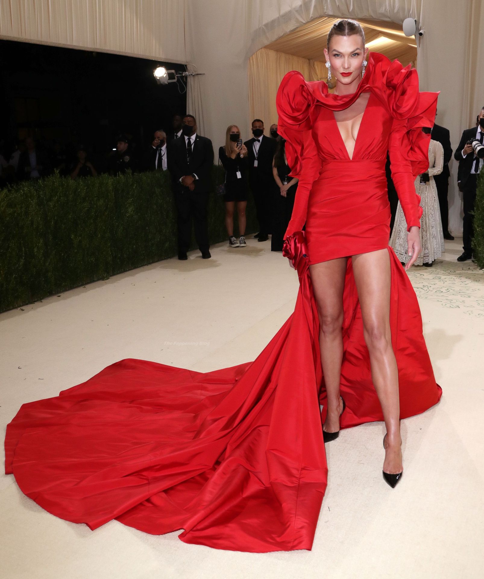 Karlie Kloss Displays Her Cleavage in a Red Dress at the 2021 Met Gala in NYC (23 Photos)