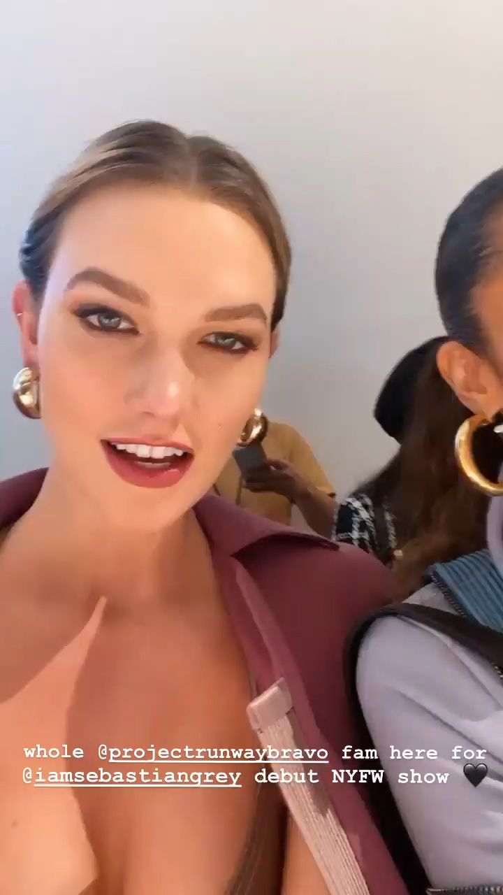 Karlie Kloss Shows Her Cleavage on Instagram (7 Pics + GIF & Video)