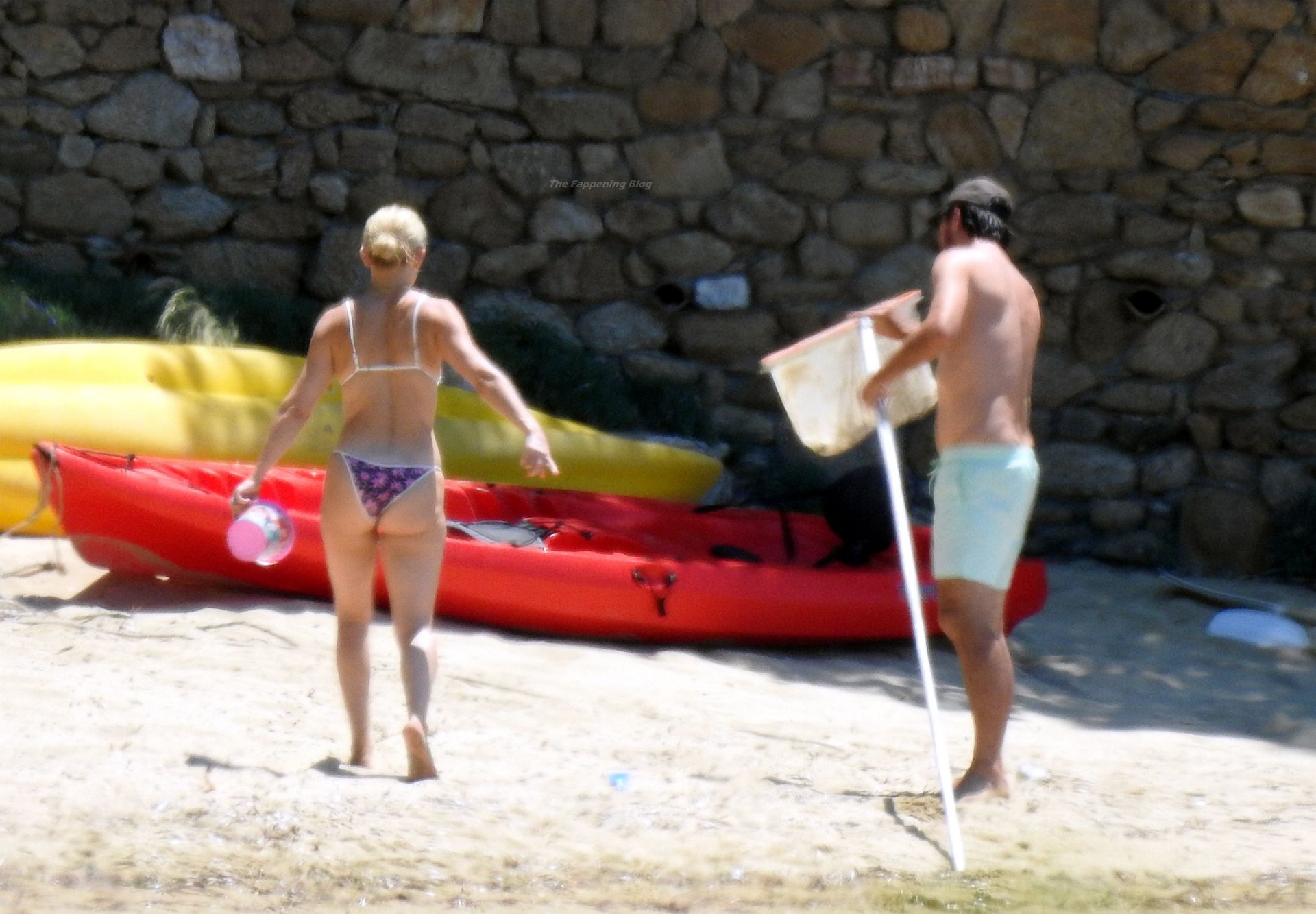Kate Hudson & Danny Fujikawa Are Seen at the Beach in Greece (34 Photos)