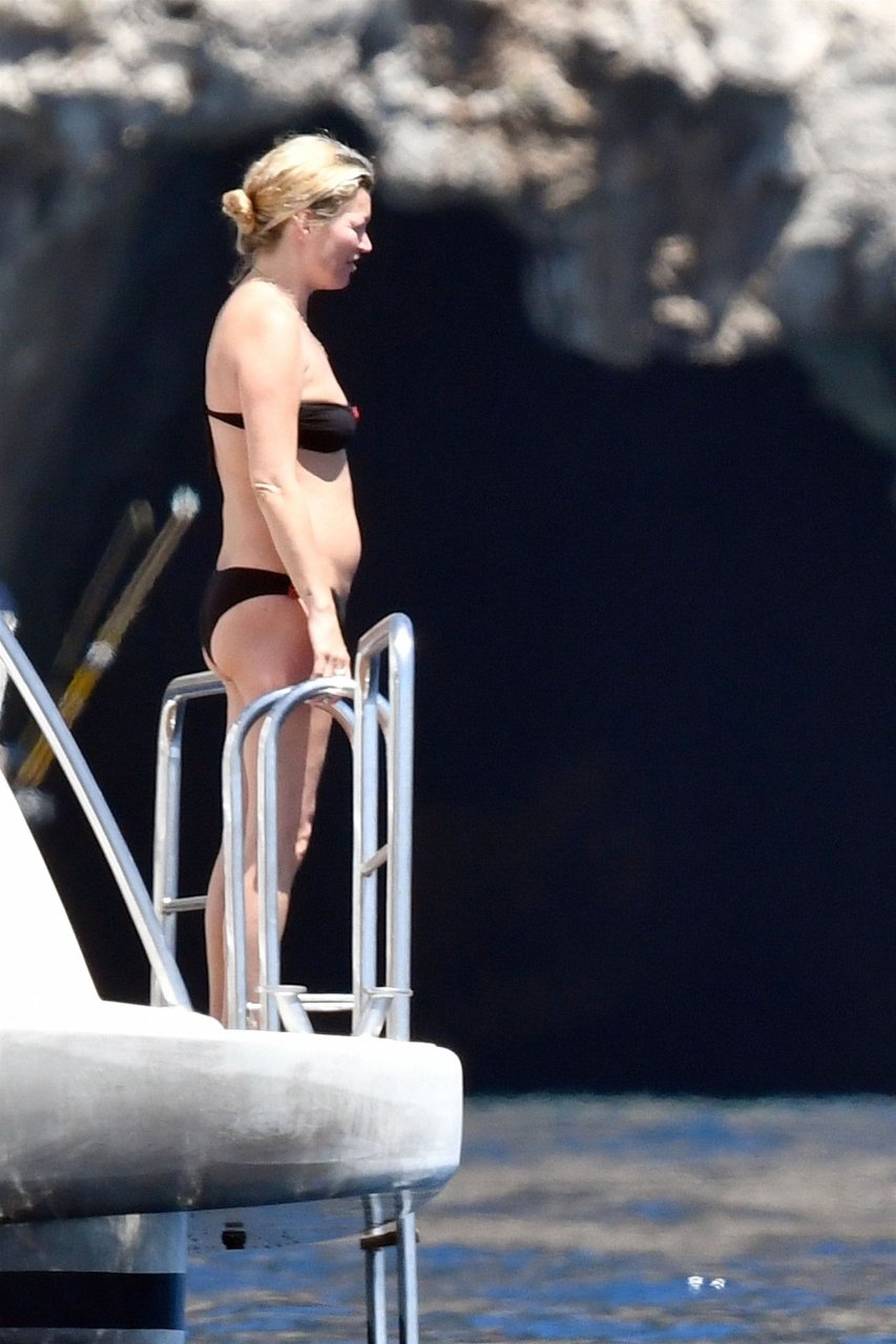 Kate Moss Sexy & Topless (19 Photos)