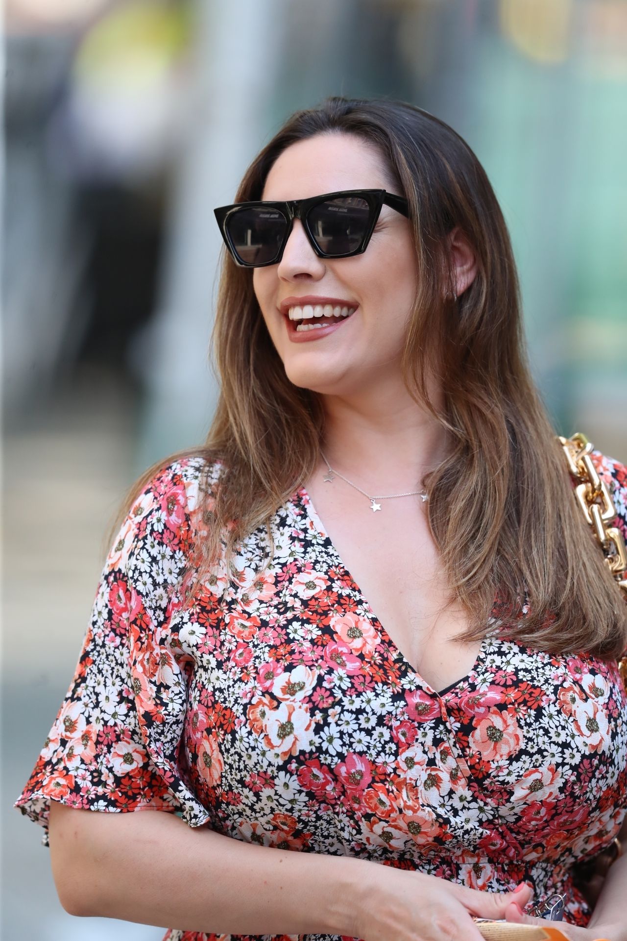 Kelly Brook Hides Her Sexy Boobs From The Paparazzi (49 Photos)