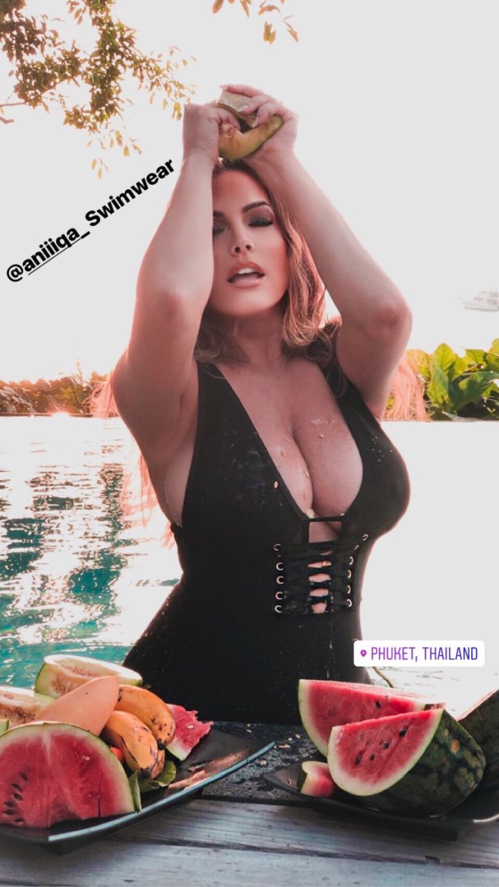 Kelly Brook Made A Splash In Boob-Baring Swimsuit (2 Pics)