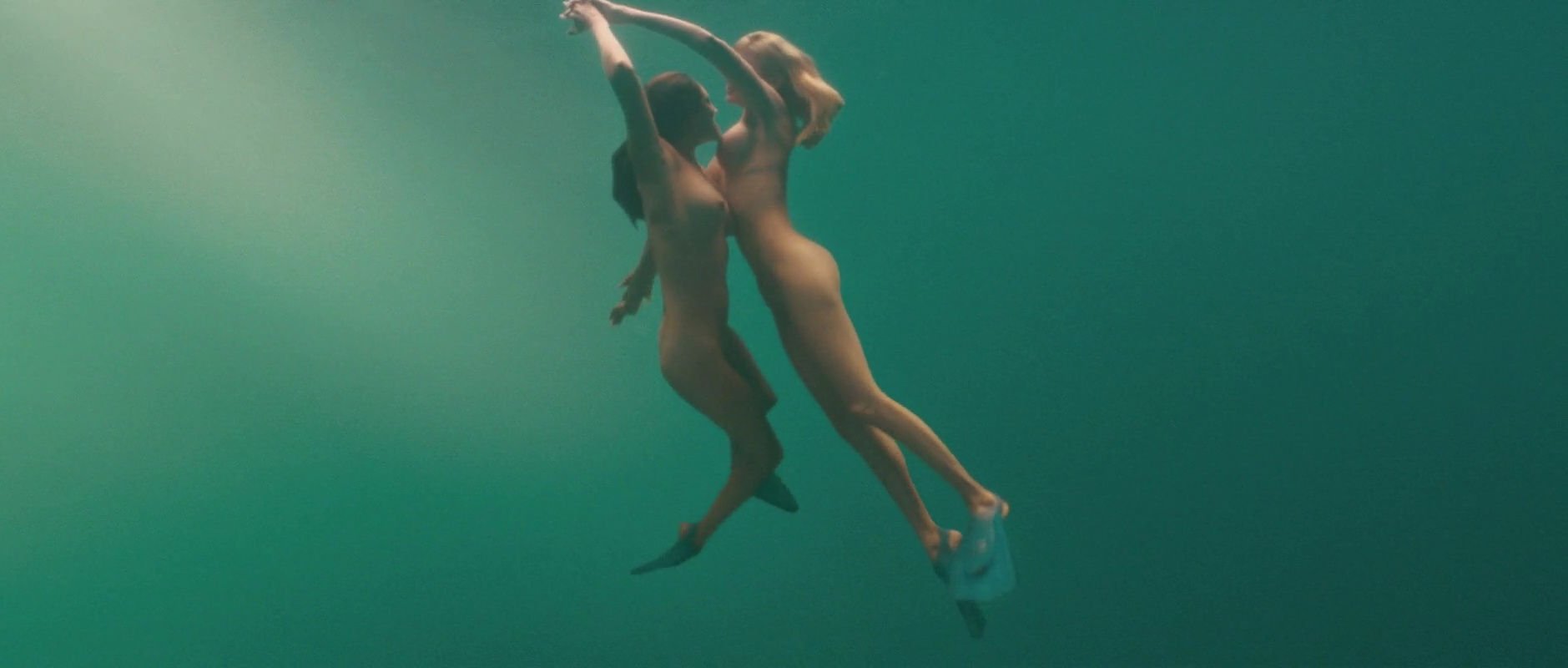 Kelly Brook, Riley Steele Nude - Piranha 3D (6 Pics + GIFs & Videos)