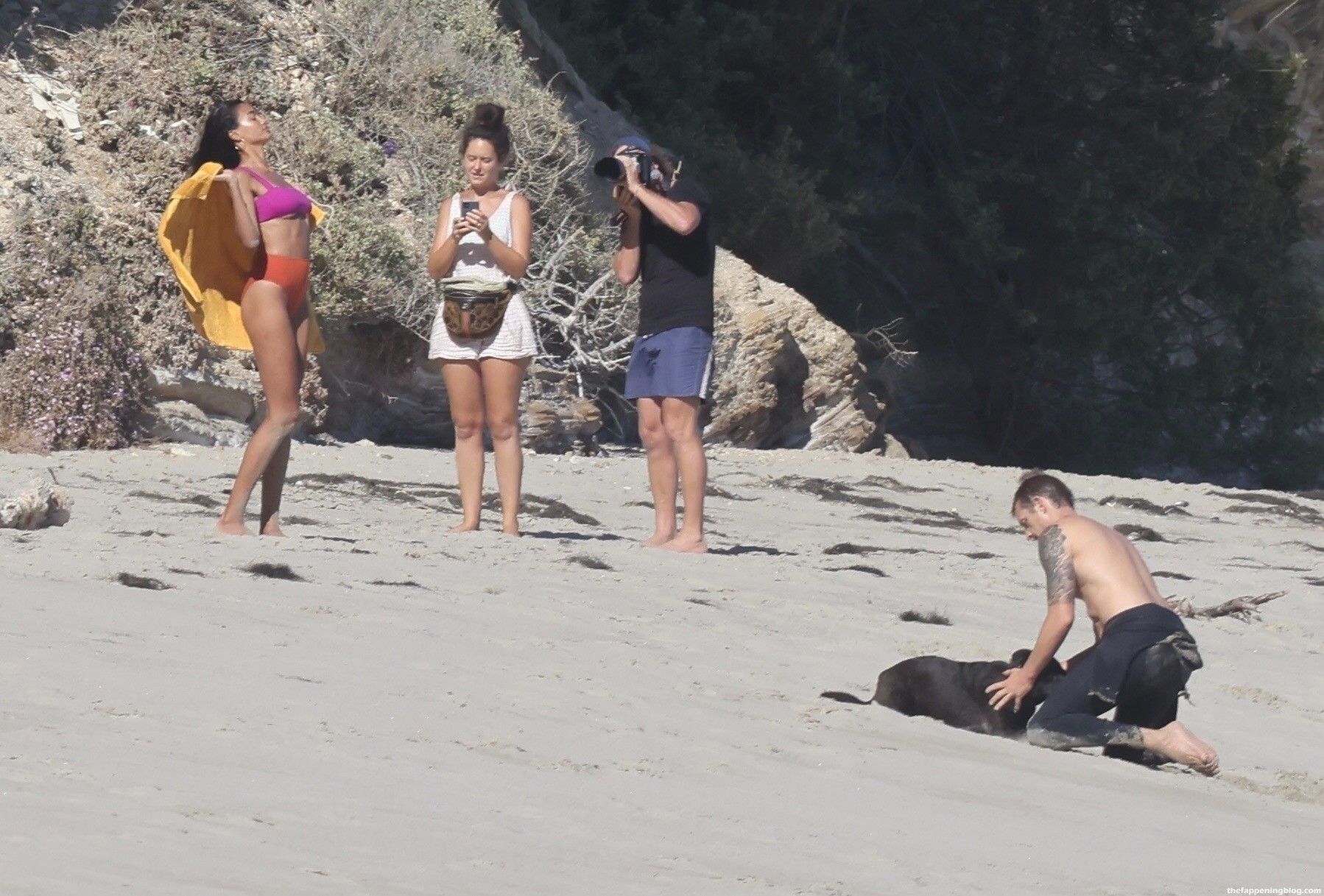 Kelly Gale & Joel Kinnaman Attend a Photoshoot on the Beach in M
alibu (115 Photos)