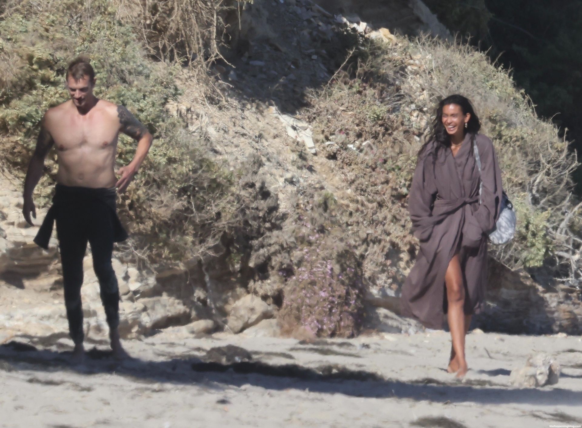 Kelly Gale & Joel Kinnaman Attend a Photoshoot on the Beach in Malibu (115 Photos)