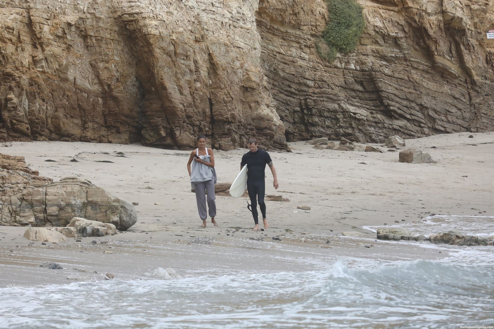 Kelly Gale & Joel Kinnaman Enjoy a Beach Day in Malibu (93 Photos)