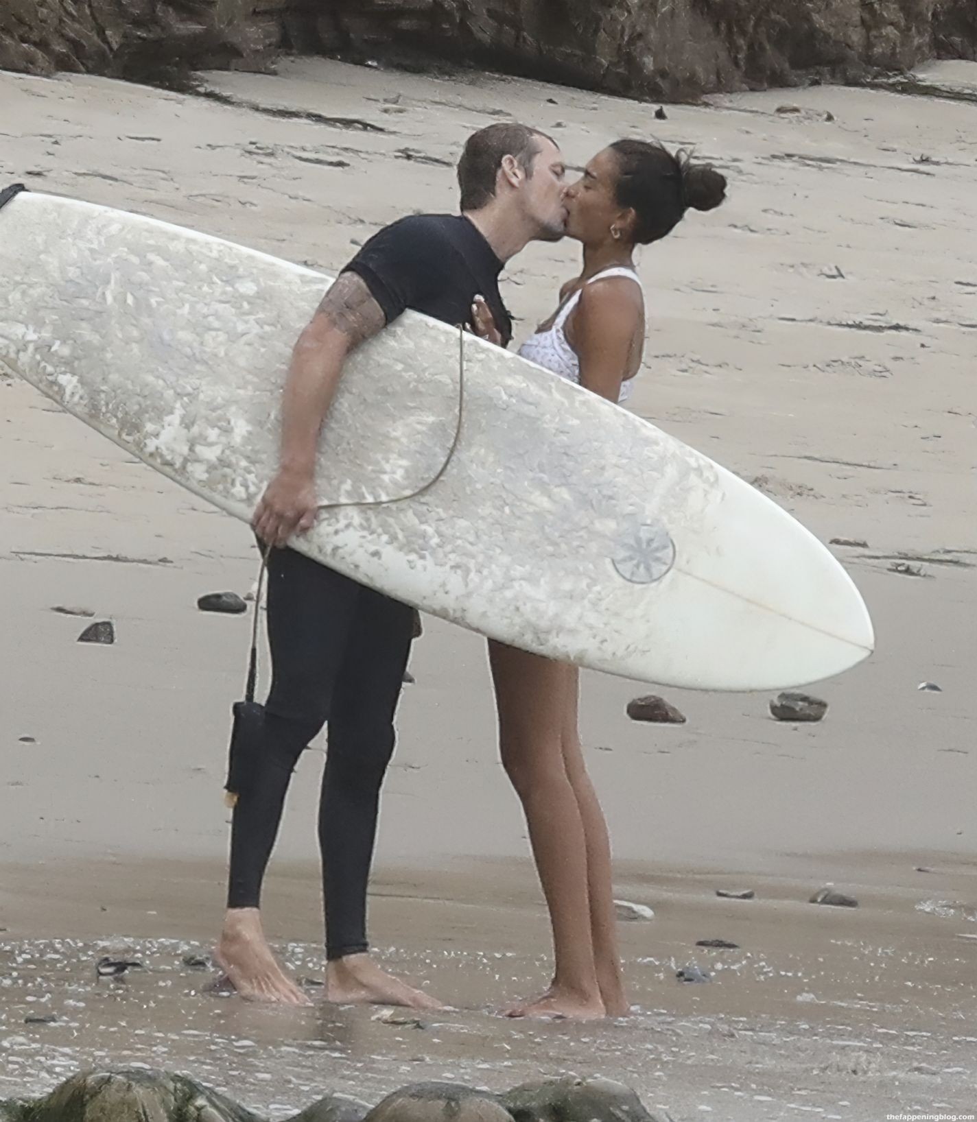 Kelly Gale & Joel Kinnaman Enjoy a Beach Day in Malibu (93 Photos)