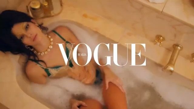 Kendall Jenner Nude & Sexy (15 Photos + Video)