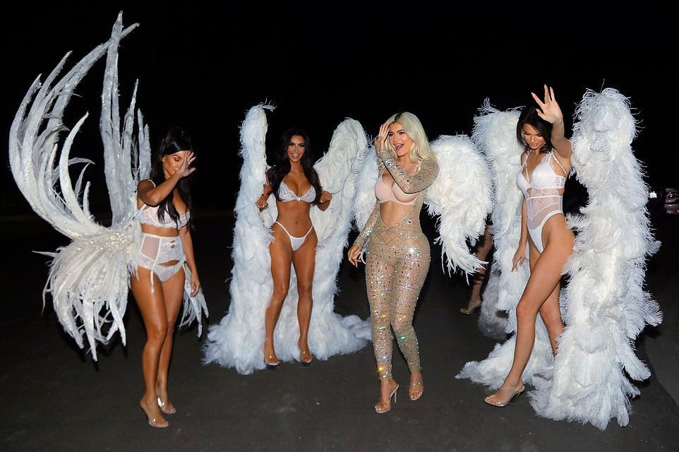 Kim, Kourtney, Khloe Kardashian & Kendall, Kylie Jenner Sexy (51 Photos)