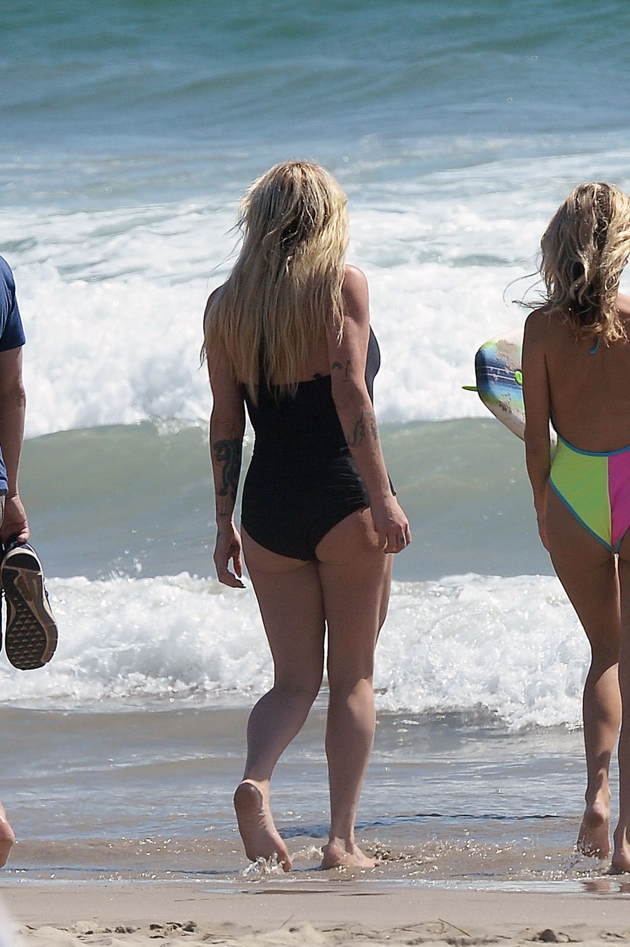 Kesha Hits The Beach With Friends in LA (51 Photos)