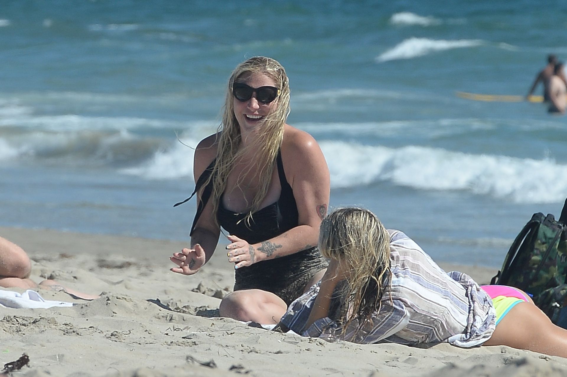 Kesha Hits The Beach With Friends in LA (51 Photos)