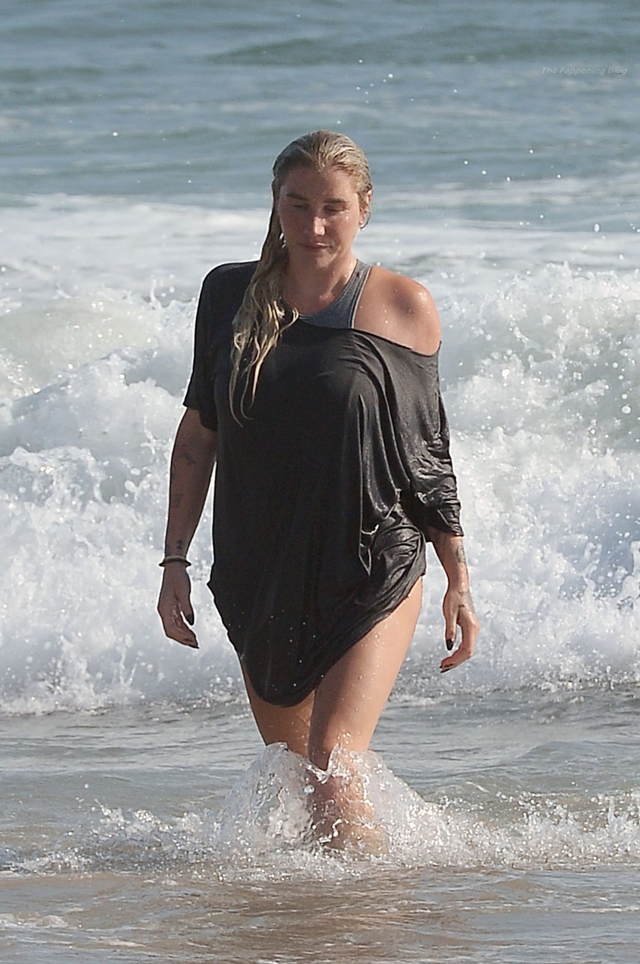 Kesha Hits the Beach With Friends in LA (72 Photos)