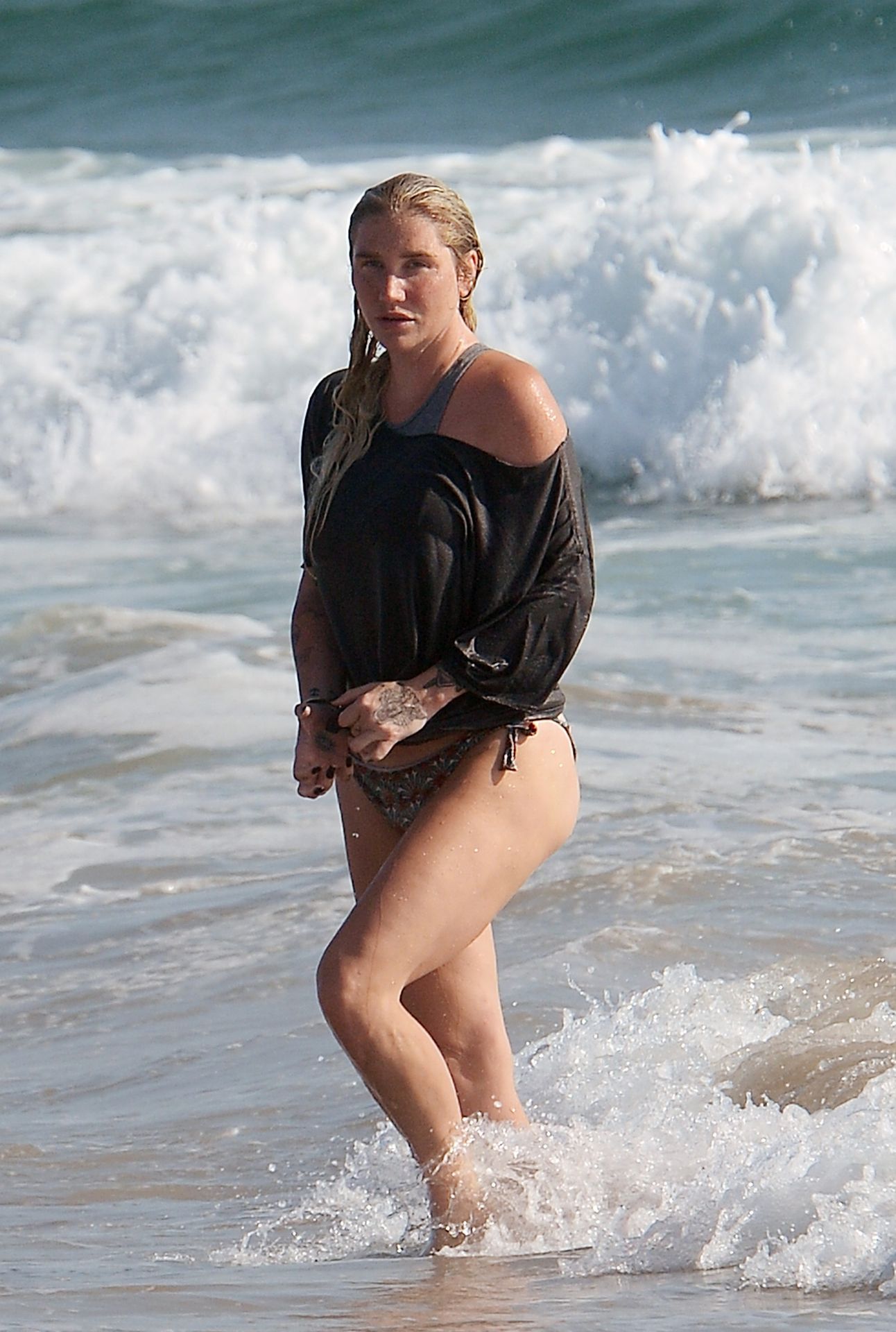 Kesha Hits the Beach With Friends in LA (72 Photos)