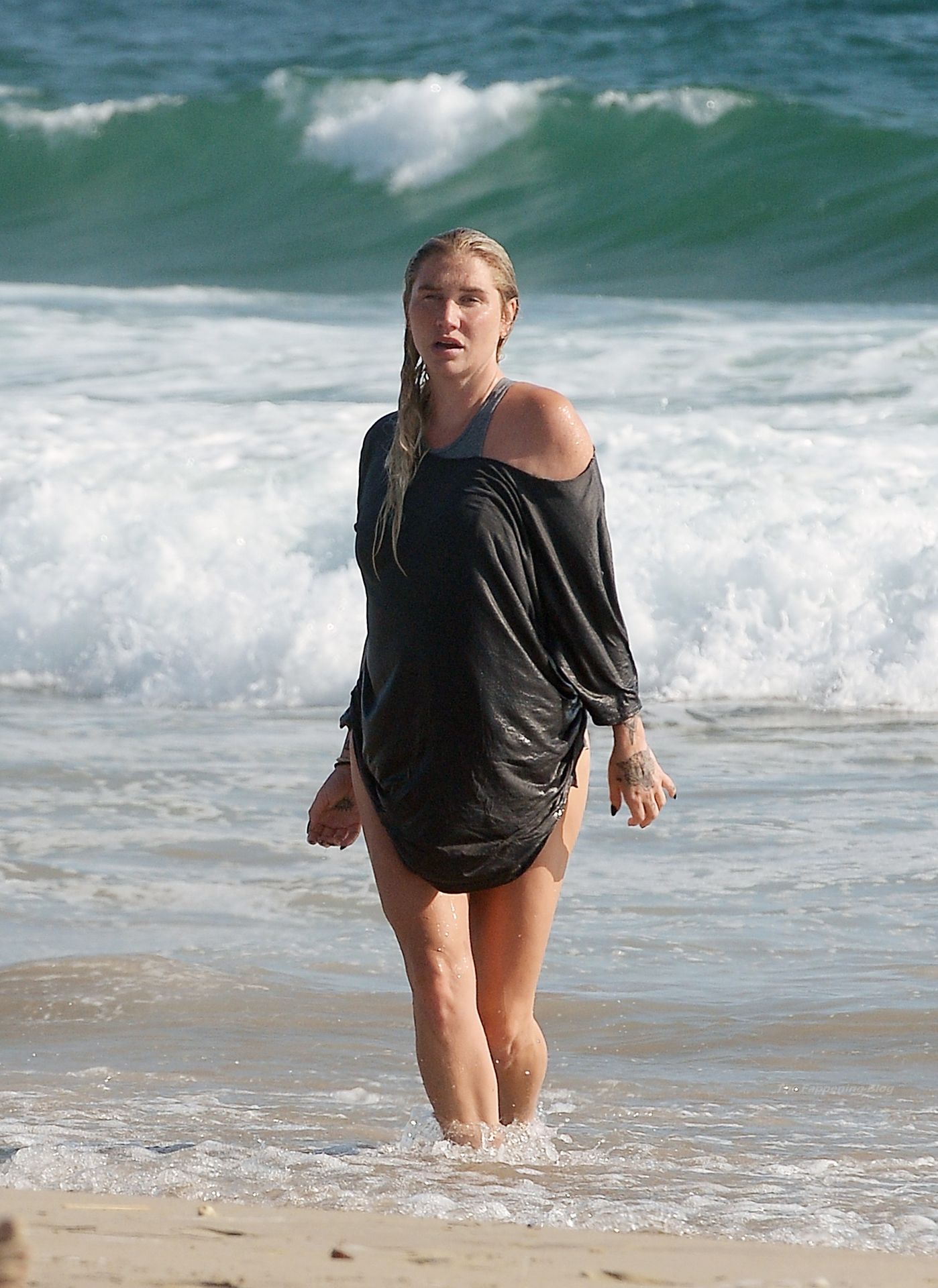 Kesha Hits the Beach With Friends in LA (72 Photos)