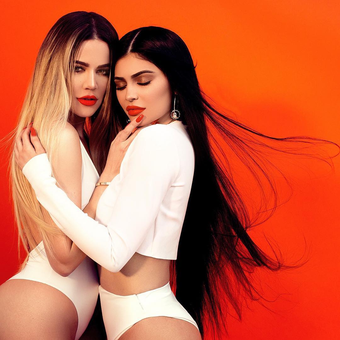 Khloé Kardashian & Kylie Jenner Sexy (2 Photos)