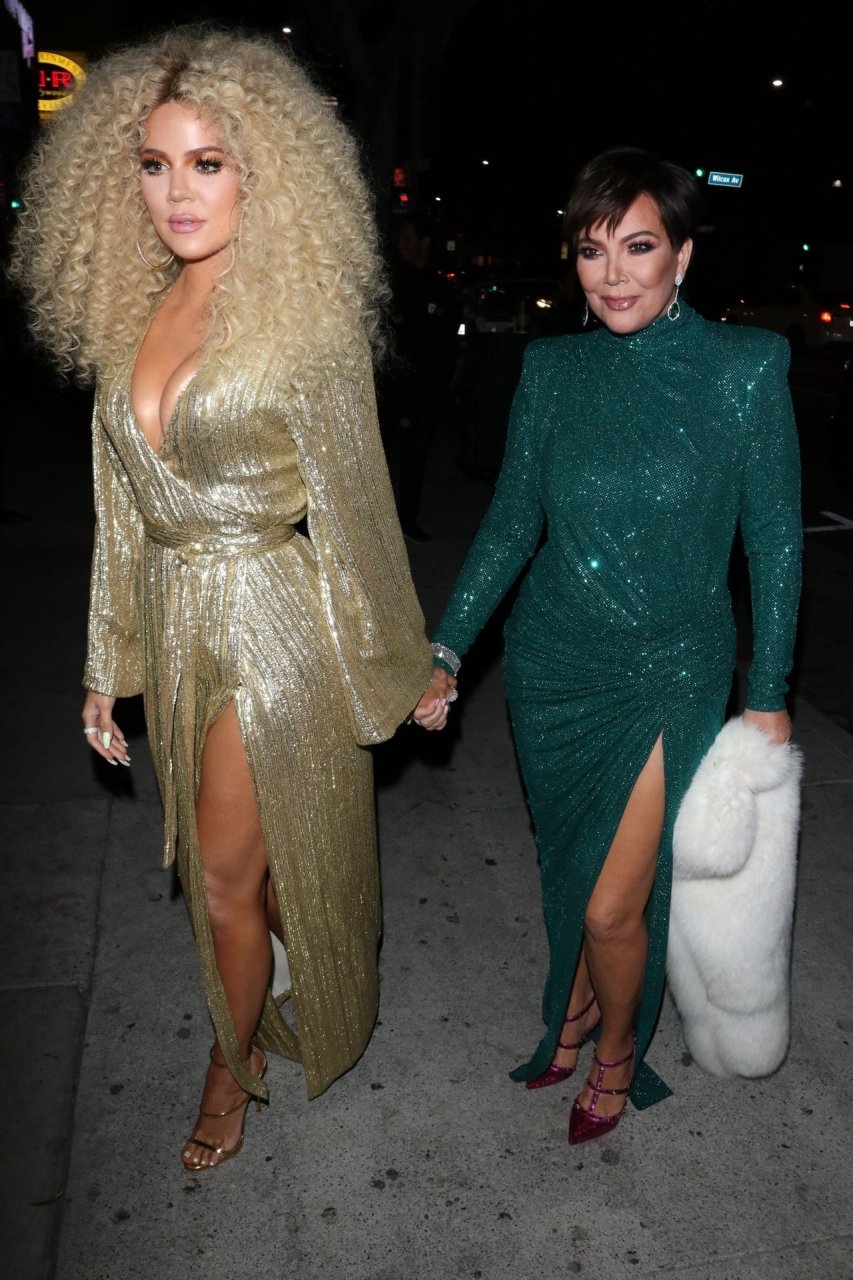 Kourtney Kardashian & Khloe Kardashian Sexy (100 Photos)