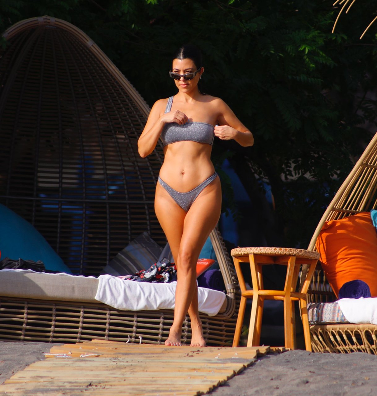 Kim Kardashian & Kourtney Kardashian Sexy (36 Photos)