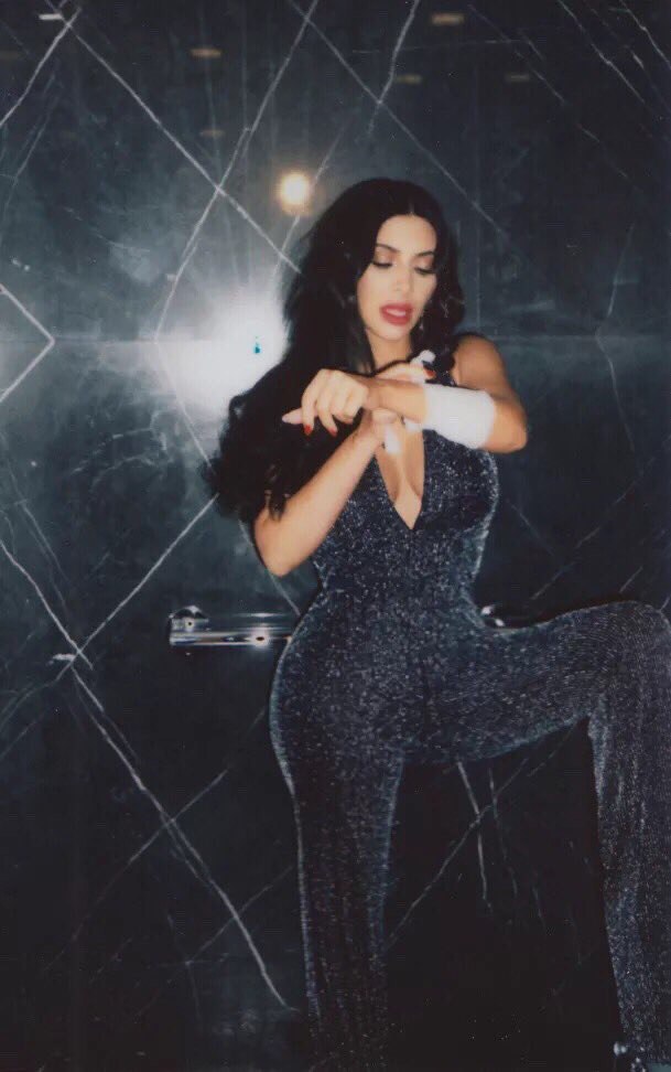 Kim Kardashian (5 Sexy Photos)