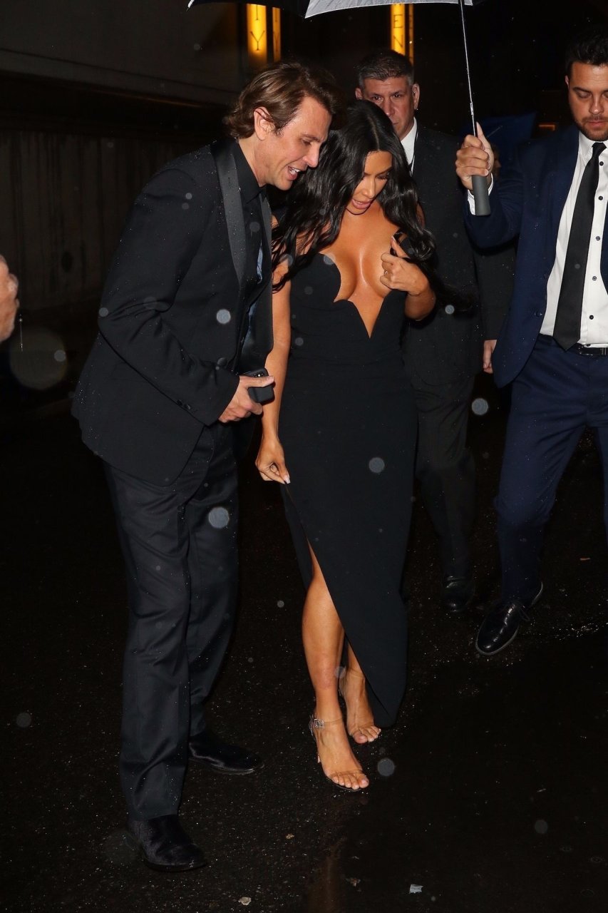 Kim Kardashian Nip Slip, Kourtney Kardashian Sexy (33 Photos)