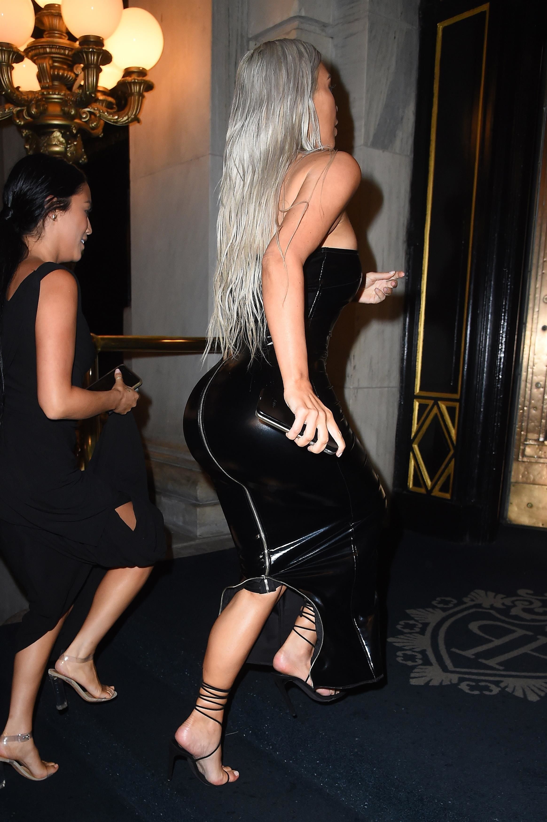 Kim Kardashian Sexy (30 Photos + Video)
