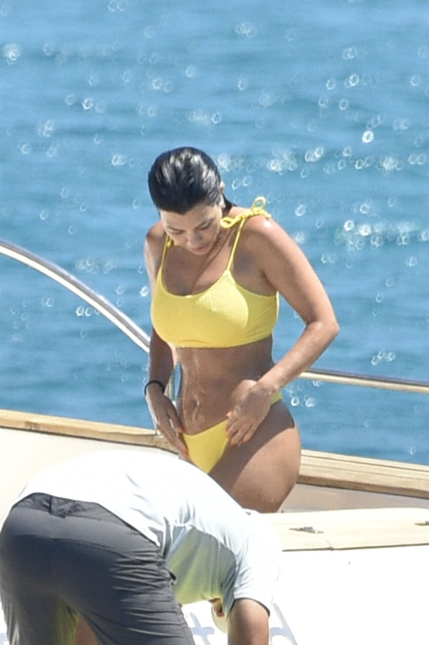 Kourtney Kardashian Sexy (108 Photos)