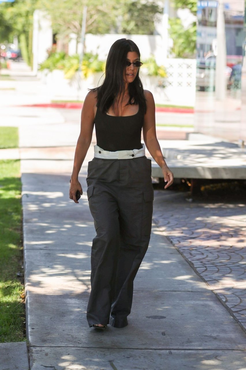 Kourtney Kardashian Sexy (141 Photos)